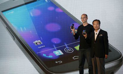 Andy Rubin (Google) y J.K. Shin (Samsung) presentan  el Galaxy Nexus con el nuevo sistema operativo Android 4.