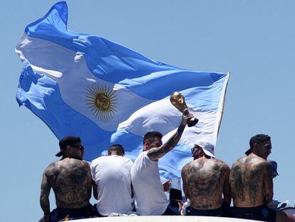 Lionel Messi y la selección celebran con la Copa del Mundo la llegada a Buenos Aires.