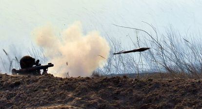 Un soldado ucranio dispara un lanzagranadas durante unas maniobras al norte del país.