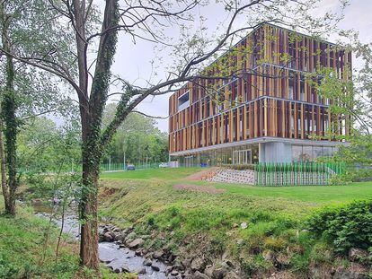 La sede de la distribuidora de agua Agur, en Anglet (Francia), en un bosque que quiere ayudar a preservar .