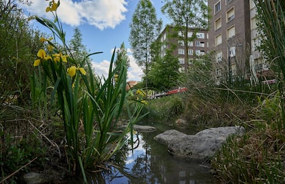 El arroyo Batán ha sido introducido en la reforma integral de la avenida de Gasteiz, en Vitoria.