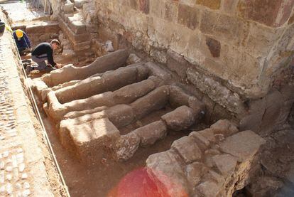 Intervención arqueológica en la iglesia de San Cipriano, donde se localizaron varias tumbas.