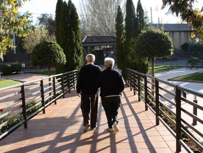 Dos ancianos en la residencia Vigor de Becerril de la Sierra, en Madrid.
