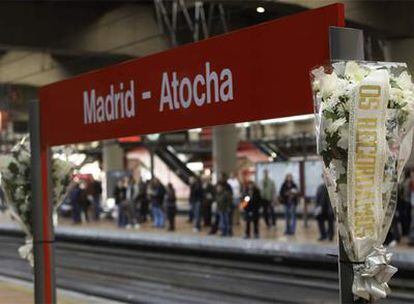 La estación de Atocha, uno de los escenarios de la masacre, se llenó ayer de flores en recuerdo de las víctimas.