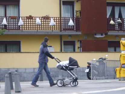 Bolsas de basura en los balcones de Astigarraga en se&ntilde;al de protesta por el puerta a puerta instalado en este municipio.