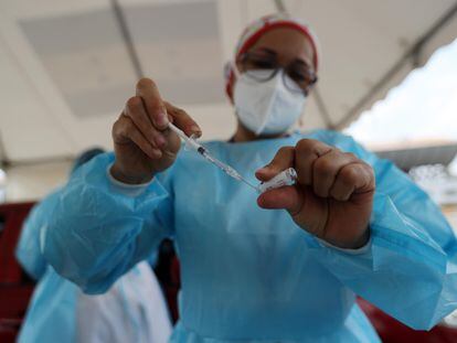 Una enfermera prepara una dosis de la vacuna Sputnik V contra el coronavirus, el pasado 19 de mayo, en un autoservicio instalado en el polideportivo de la Universidad Nacional Autónoma de Honduras.