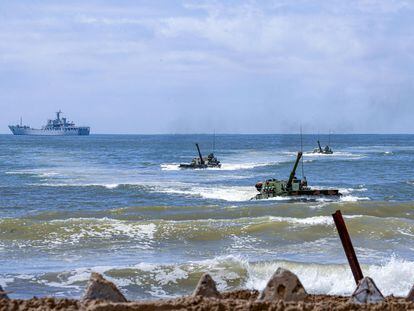 Vehículos anfibios del ejército chino, este domingo frente a la costa de Zhangzhou, en la provincia de Fujian.