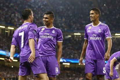 Cristiano Ronaldo, Casemiro y Varane celebran un gol del portugués en la final de la Champions de 2017 ante la Juventus.