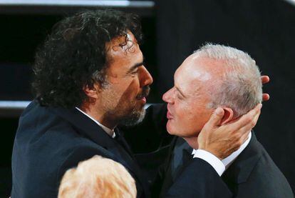 González Iñárritu abraza al actor Michael Keaton tras saberse ganador del Oscar a mejor director por 'Birdman'.