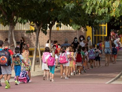 Un grupo de niños llega a su colegio público en Murcia el pasado septiembre. el primer día del curso actual.