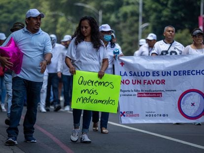 Protesta por el desabasto de medicamentos necesarios para el tratamiento del cáncer en Ciudad de México.