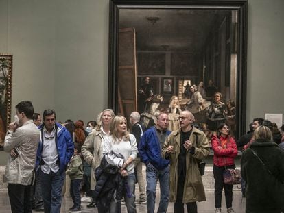 Este miércoles, cuando entró en vigor el fin de las mascarillas en interiores, la mayoría del público vespertino que contemplaba 'Las Meninas' en el Museo del Prado ya no la llevaba.