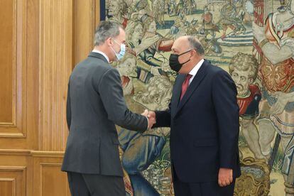 El Rey ha recibido en el Palacio de la Zarzuela al ministro de Asuntos Exteriores de Egipto, Sameh Shukri, con motivo de su viaje oficial a España para reforzar las relaciones bilaterales y la cooperación económica.