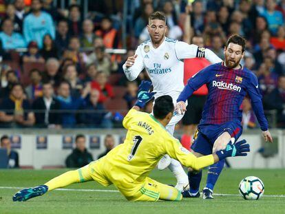 Messi enfrenta a Keylor Navas en un partido de la Liga, en el Camp Nou.