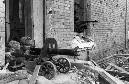 Soldados rusos, durante la batalla por Stalingrado en diciembre de 1942.