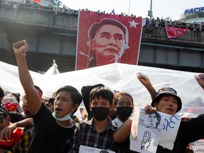 Unos jóvenes en una manifestación contra el golpe de Estado, este martes en Yangón.