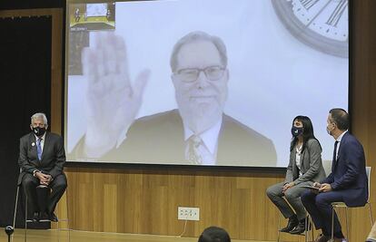 El premio Nobel George Smoot en pantalla durante su presentación como investigador en la Universidad del País Vasco.