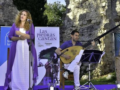 La soprano Raquel Andueza y Jesús Fernández, a la tiorba, el domingo en el monasterio de la Armedilla.