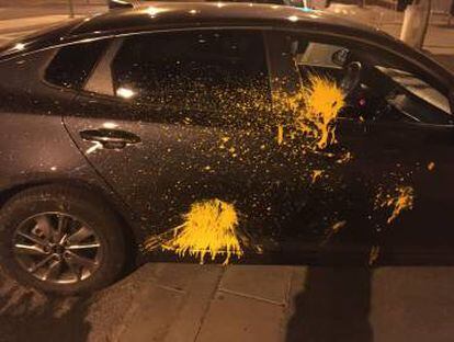 Un coche de alquiler con conductor, tras un ataque con pintura.