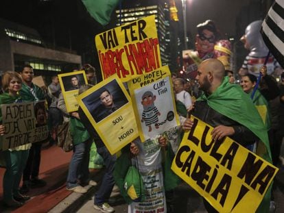 Manifestantes protestan contra el Gobierno brasileño.