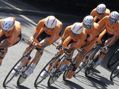 Los ciclistas del equipo Euskaltel Euskadi disputan la cuarta etapa del Tour de Francia el pasado mes de julio.