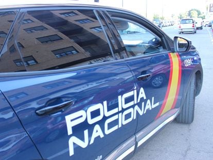 Imagen de un vehículo de la Policía Nacional, en Badajoz.