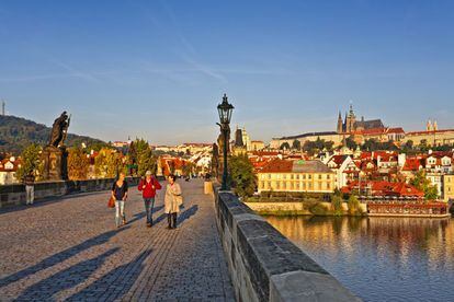 Desde hace 25 años, Praga compite en la primera división de los destinos europeos, junto a Roma, París, Ámsterdam o Londres. Desde clásicos como cruzar el famoso puente de Carlos (en la foto) hasta cafés sorprendentes y jardines inesperados, ruta imprescindible de 15 paradas para decir que hemos estado (de verdad) en Praga.
