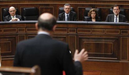 Rubalcaba se dirige a Rajoy durante la sesi&oacute;n de control.