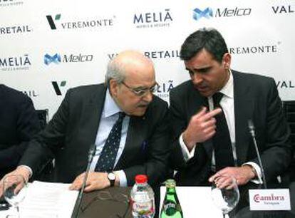 El presidente de Barcelona Wolrd, Xavier Adserà (d), junto al conseller de Economia, Andreu Mas Colell, durante la presentación del proyecto de Barcelona World, el macrocomplejo de ocio que se ubicará entre Vila-seca y Salou (Tarragona), para el que, según han anunciado, han logrado captar como aliada a la familia Ho, que controla varios casinos en Macao y compite con Sheldon Adelson, y ya ha captado 766 millones de euros (1.000 millones de dólares).