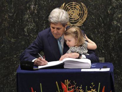 El secretario de Estado de EE.UU., John Kerry, firma el Acuerdo de Par&iacute;s junto a su nieta durante la ceremonia de firma en la sede de la Naciones Unidas de Nueva York.