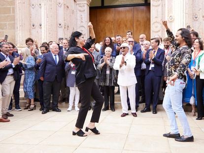 Los bailaores Manuela Carrasco y Farruquito celebraban este miércoles la aprobación de la Ley del Flamenco frente al Parlamento andaluz.