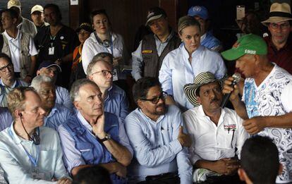 Representantes de Naciones Unidas junto a l&iacute;deres de las FARC en La Cooperativa, el viernes. 