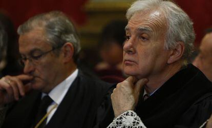 José Manuel Sieira (a la derecha), magistrado de la Sala Tercera del Tribunal Supremo.