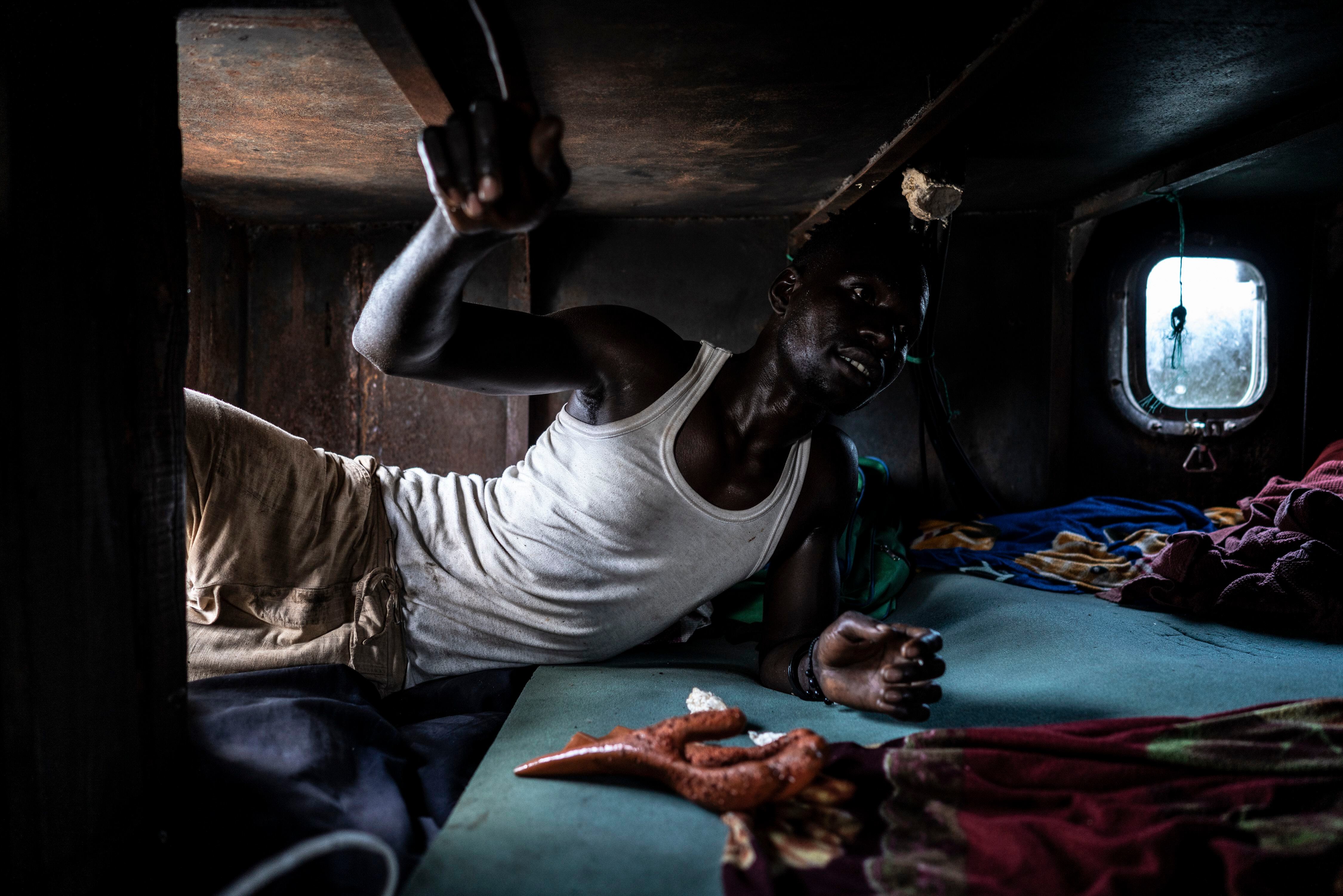 Un miembro de la tripulación, en los dormitorios del barco 'Victory 205', en Gambia, el 2 de septiembre de 2019.