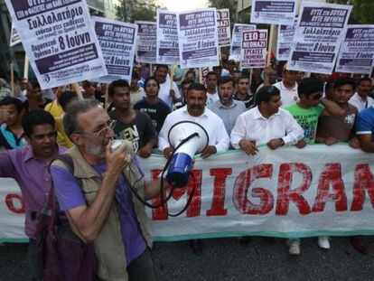 Griegos e inmigrantes, en una protesta antirracista en Atenas.