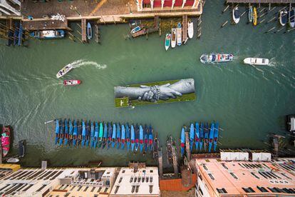 Esta foto aérea tomada el 15 de abril muestra la pintura gigante biodegradable del artista franco-suizo Guillaume Legros, conocido como 'Saype', que forma parte del proyecto 'Beyond Walls' ("más allá de los muros"), en una barcaza flotante en Venecia. La pieza se extiende sobre un área de 8 por 30 metros, y viajará por Venecia y sus alrededores durante la 59ª Bienal de Arte.