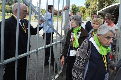Un grupo de peregrinos sale del santuario de Lourdes tras la orden de evacuación.