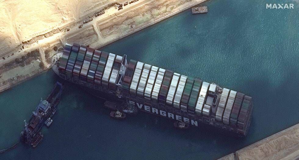 Imagen de satétite en la que se observa a los remolcadores intentando reflotar el megabuque 'Ever Given', que bloqueó el Canal de Suez en marzo pasado.
