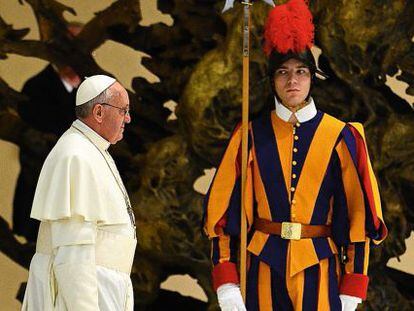 El papa Francisco, ante uno de los miembros de su Guardia Suiza.