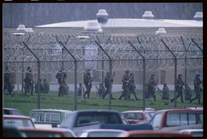 La guardia nacional rodea la prisión de Lucasville durante el motín de 1993.
