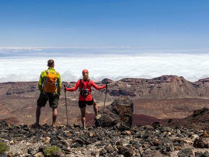 Dos senderistas en el parque nacional del Teide, en Tenerife.  
 