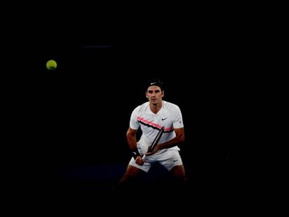 FOTO: Federer, durante la semifinal contra Chung en Melbourne. / VÍDEO: Fragmento de la final contra Cilic.