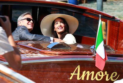 George Clooney y su esposa, Amal Alamuddin, de camino a la celebración de su boda civil.