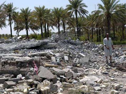 Un iraquí camina sobre los escombros de una casa destruida durante el bombardeo que mató a Zarqaui.