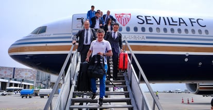 Mendilibar junto al presidente del Sevilla, Pepe Castro, y otros miembros del club bajan del avión su llegada a Budapest, este martes. 