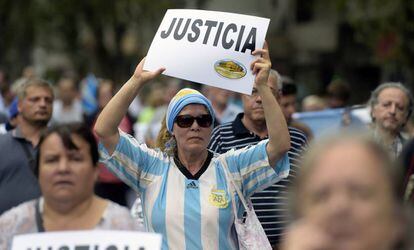 Varias personas participan en la Marcha del Silencio por el fiscal Nisman, en Buenos Aires (Argentina), en 2015.