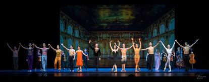 Los bailarines y músicos que participaron en 'Valencia Danza Somos Arte' saludan al final de la gala.