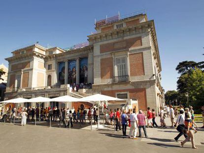 Cola de turistas en la taquilla de la puerta de Goya del Museo del Prado de Madrid.