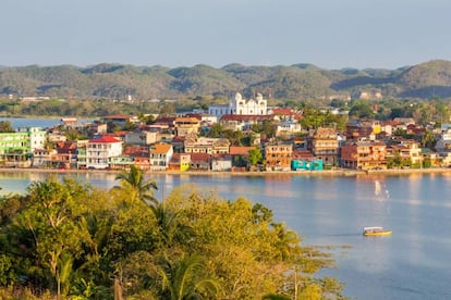 Panorámica de la isla de Flores, en Guatemala.