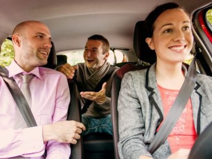 Varios usuarios de Blablacar en un trayecto en coche.